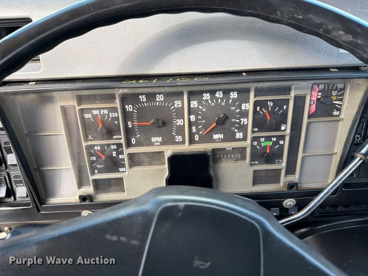 image for item FW3564 1992 International F8200 vacuum truck