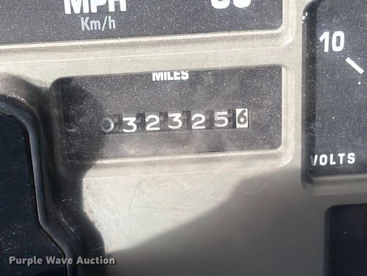 image for item FW3564 1992 International F8200 vacuum truck