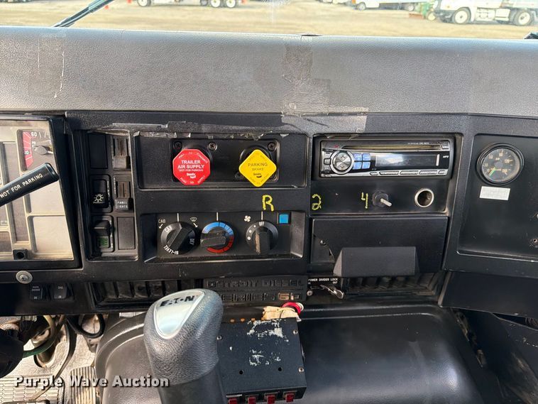 image for item FW3564 1992 International F8200 vacuum truck