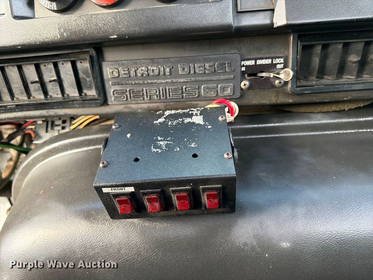 image for item FW3564 1992 International F8200 vacuum truck