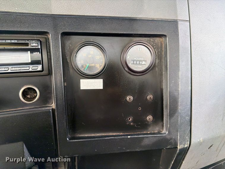 image for item FW3564 1992 International F8200 vacuum truck
