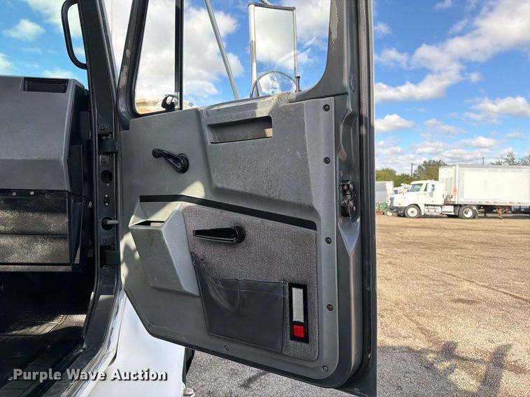 image for item FW3564 1992 International F8200 vacuum truck