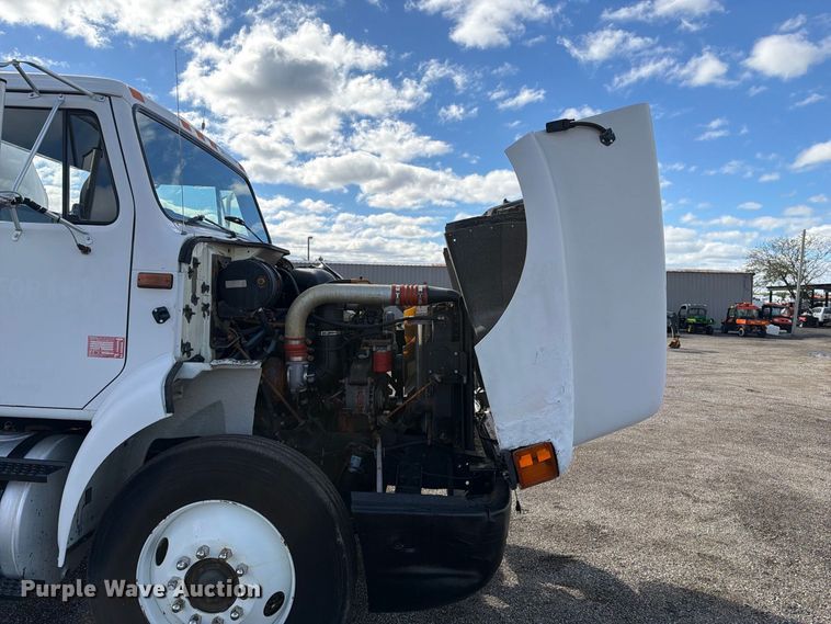 image for item FW3564 1992 International F8200 vacuum truck