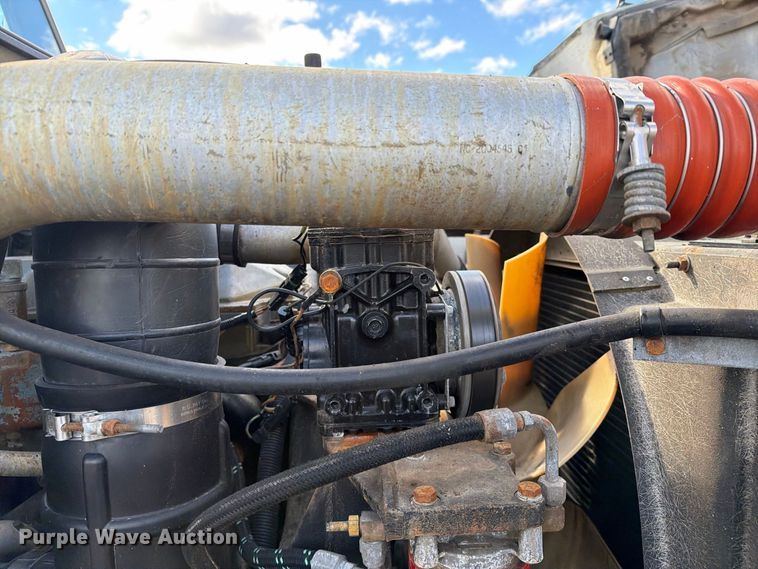 image for item FW3564 1992 International F8200 vacuum truck