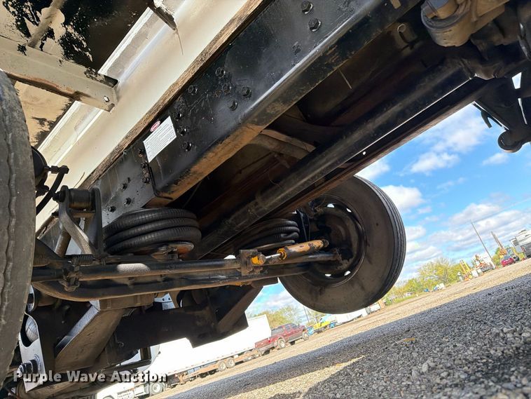 image for item FW3564 1992 International F8200 vacuum truck