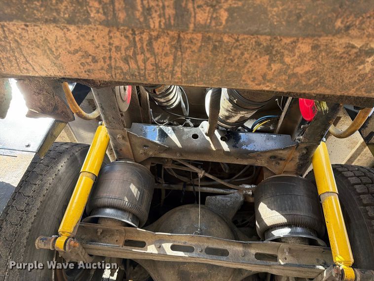 image for item FW3564 1992 International F8200 vacuum truck