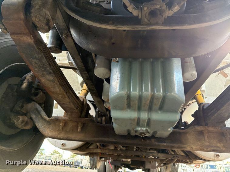 image for item FW3564 1992 International F8200 vacuum truck
