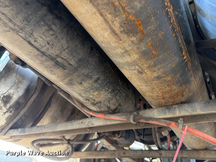 image for item FW3564 1992 International F8200 vacuum truck