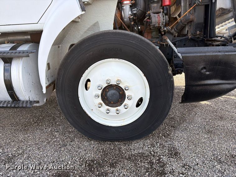 image for item FW3564 1992 International F8200 vacuum truck
