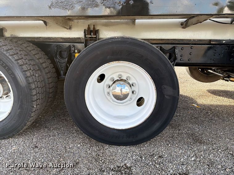 image for item FW3564 1992 International F8200 vacuum truck