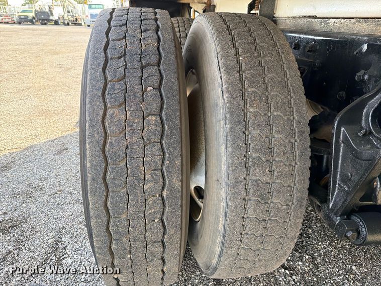 image for item FW3564 1992 International F8200 vacuum truck