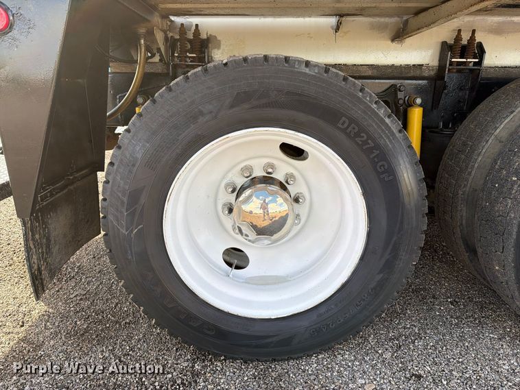 image for item FW3564 1992 International F8200 vacuum truck