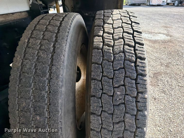 image for item FW3564 1992 International F8200 vacuum truck