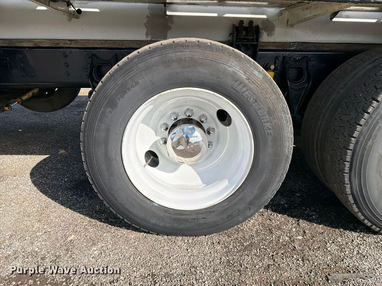 image for item FW3564 1992 International F8200 vacuum truck