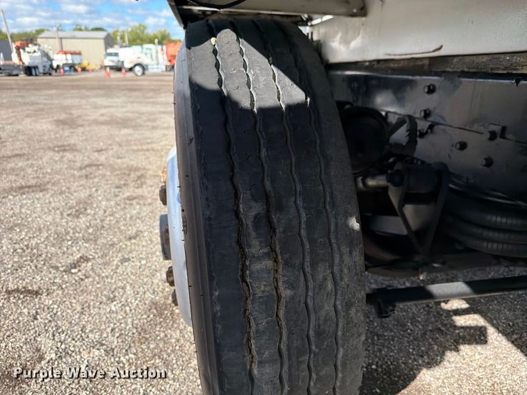 image for item FW3564 1992 International F8200 vacuum truck