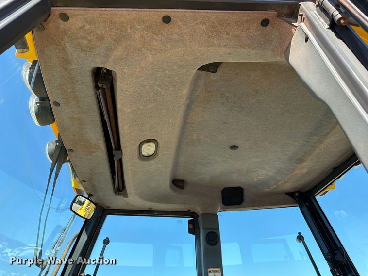 image for item FW3584 2005 New Holland LB110B backhoe