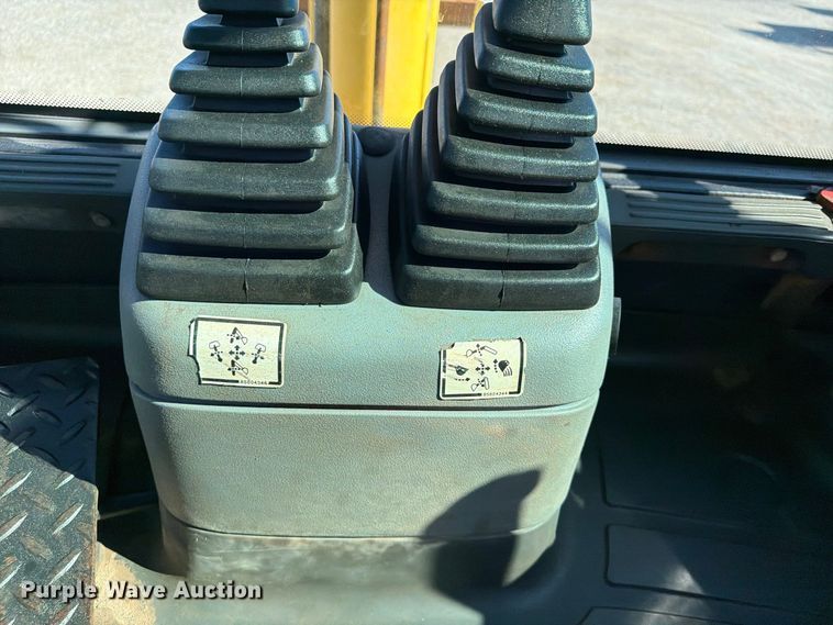 image for item FW3584 2005 New Holland LB110B backhoe
