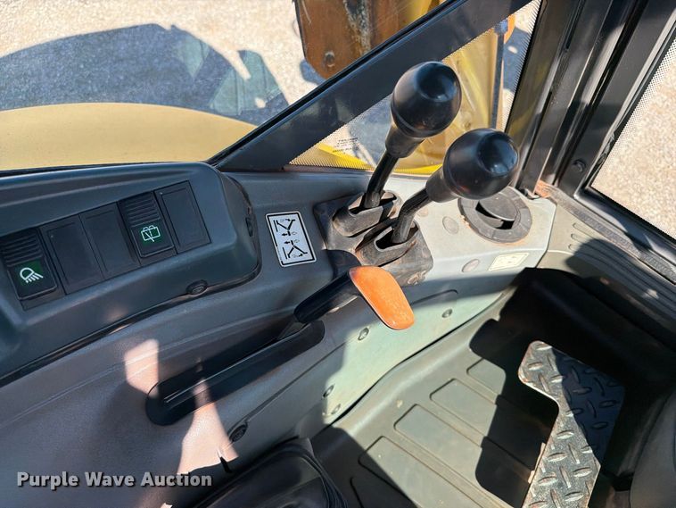 image for item FW3584 2005 New Holland LB110B backhoe