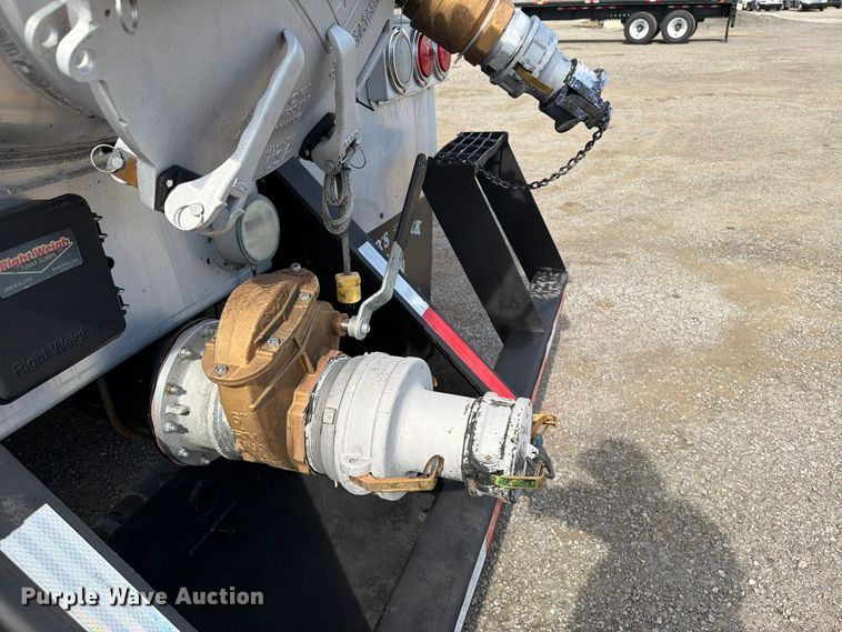 image for item FW3589 2015 Freightliner 114SD vacuum truck