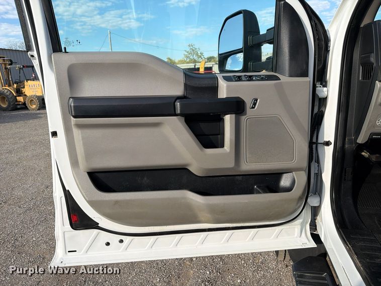 image for item FW3594 2019 Ford F550 Super Duty dump truck