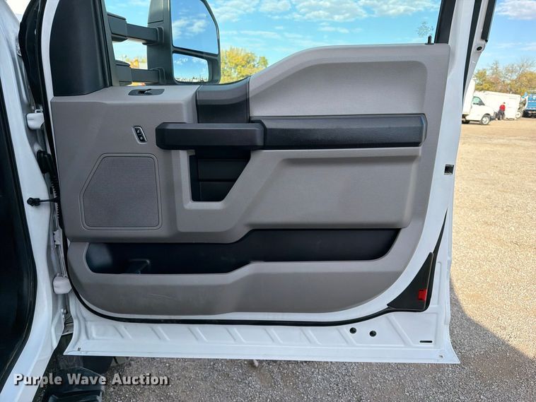 image for item FW3594 2019 Ford F550 Super Duty dump truck