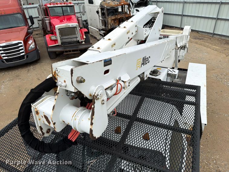 image for item YA3287 2016 Ford F550 Super Duty bucket truck