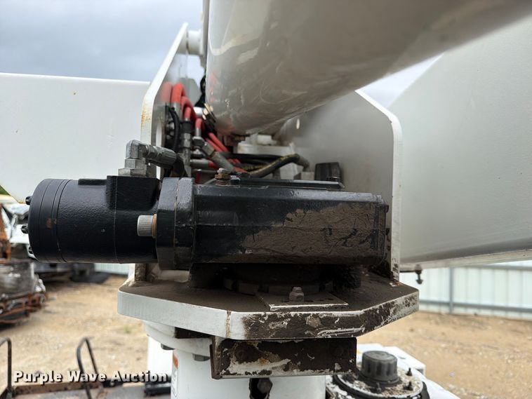 image for item YA3287 2016 Ford F550 Super Duty bucket truck