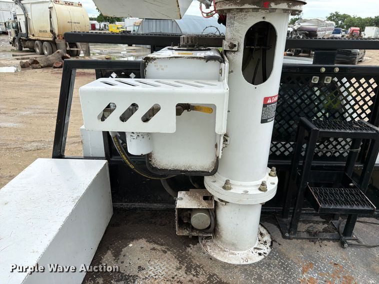 image for item YA3287 2016 Ford F550 Super Duty bucket truck