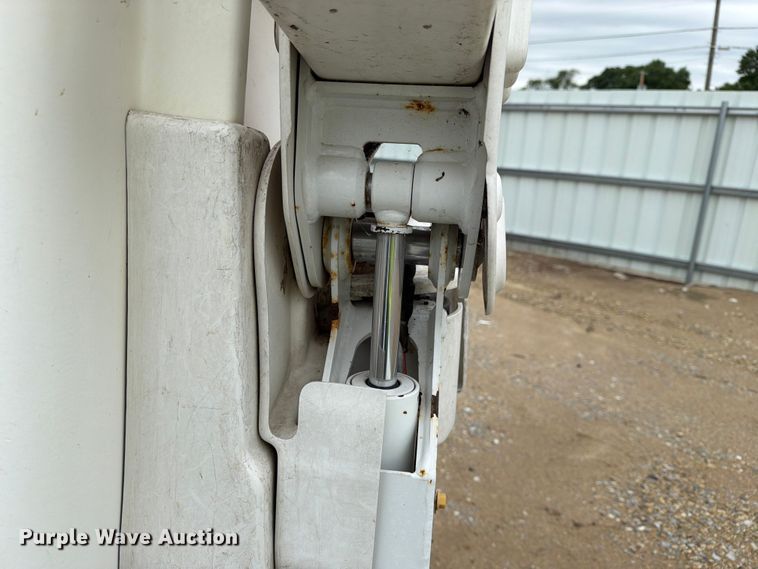 image for item YA3287 2016 Ford F550 Super Duty bucket truck