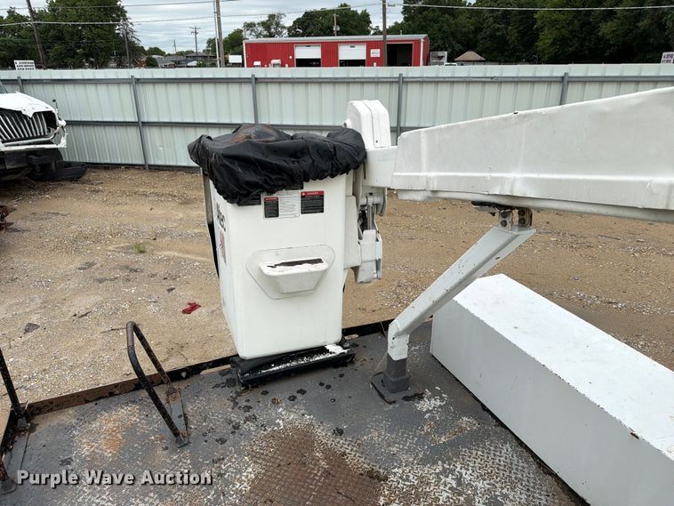 image for item YA3287 2016 Ford F550 Super Duty bucket truck
