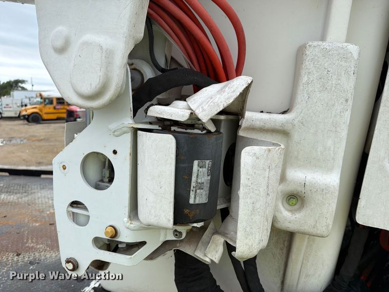 image for item YA3287 2016 Ford F550 Super Duty bucket truck