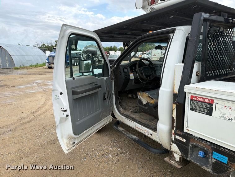 image for item YA3287 2016 Ford F550 Super Duty bucket truck