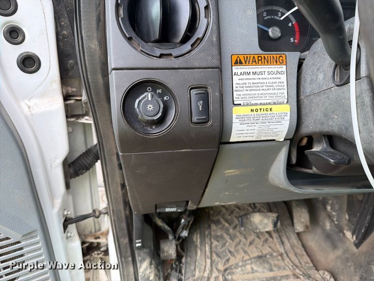 image for item YA3287 2016 Ford F550 Super Duty bucket truck