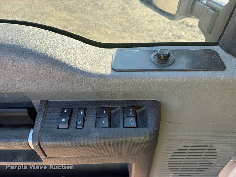 image for item YA5136 2015 Ford F350 Super Duty Crew Cab pickup truck
