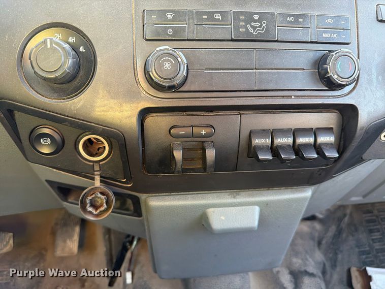 image for item YA5136 2015 Ford F350 Super Duty Crew Cab pickup truck