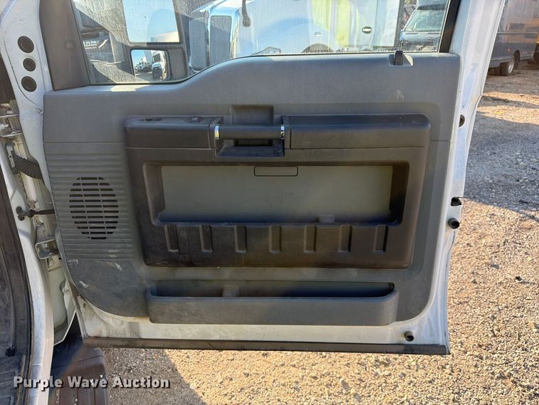 image for item YA5136 2015 Ford F350 Super Duty Crew Cab pickup truck