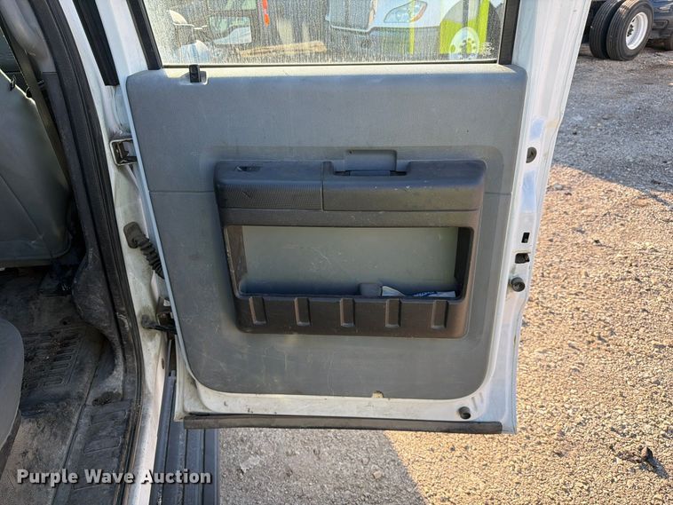 image for item YA5136 2015 Ford F350 Super Duty Crew Cab pickup truck