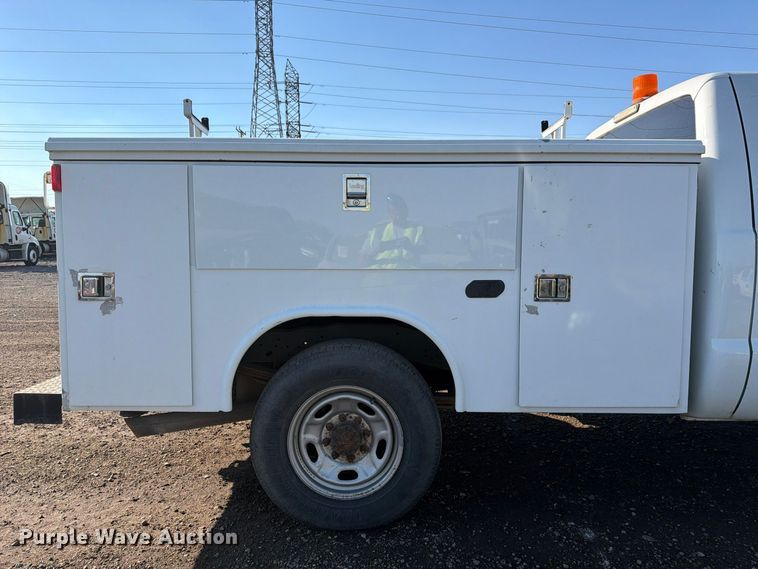 image for item YA5305 2012 Ford F250 Super Duty utility bed pickup truck