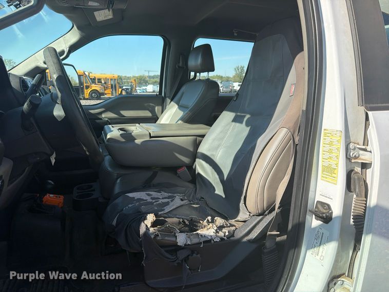image for item YA5343 2017 Ford F550 Super Duty Ext. Cab chipper truck