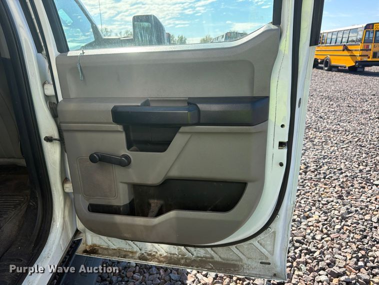 image for item YA5343 2017 Ford F550 Super Duty Ext. Cab chipper truck