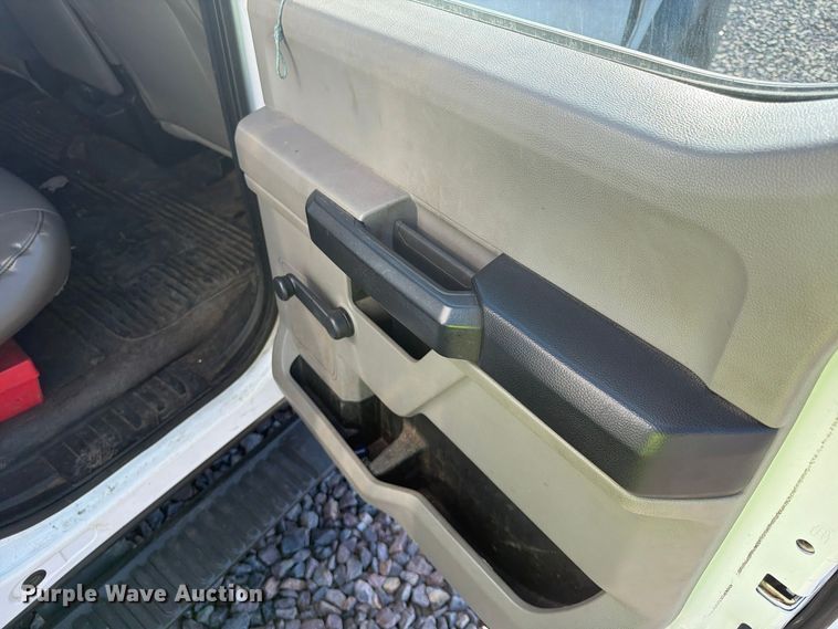 image for item YA5343 2017 Ford F550 Super Duty Ext. Cab chipper truck