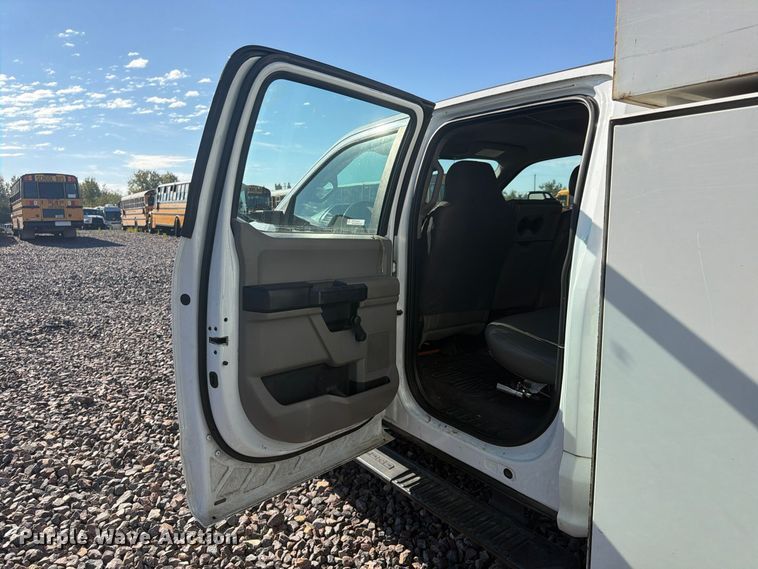image for item YA5343 2017 Ford F550 Super Duty Ext. Cab chipper truck
