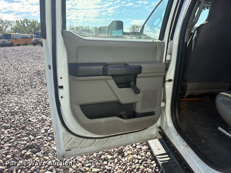 image for item YA5343 2017 Ford F550 Super Duty Ext. Cab chipper truck