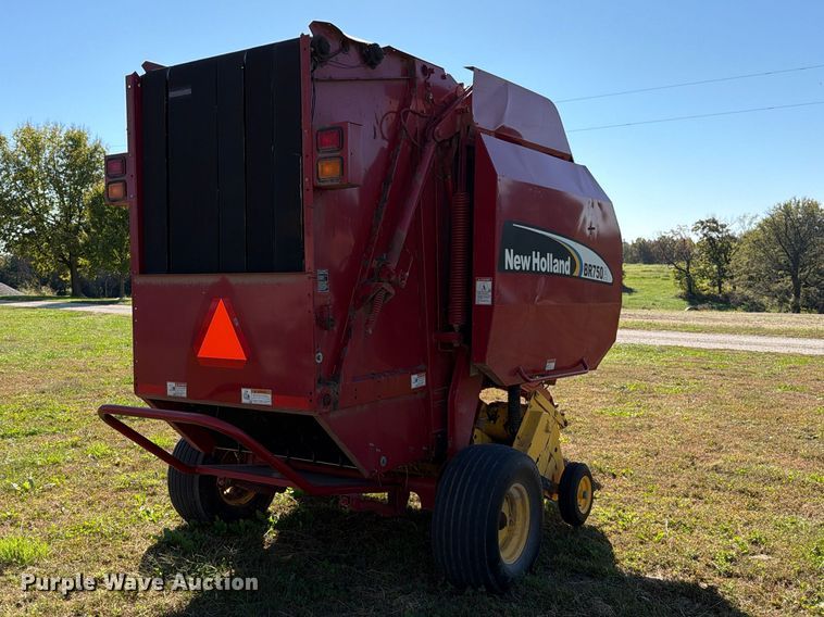 image for item EO8822 2006 New Holland BR750A round baler
