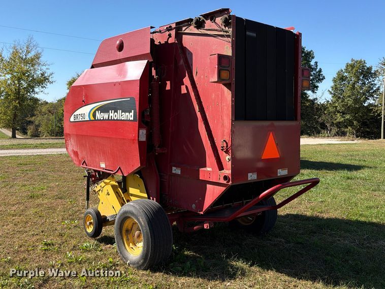 image for item EO8822 2006 New Holland BR750A round baler