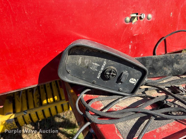 image for item EO8822 2006 New Holland BR750A round baler