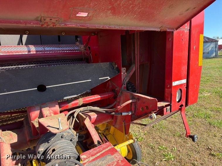 image for item EO8822 2006 New Holland BR750A round baler