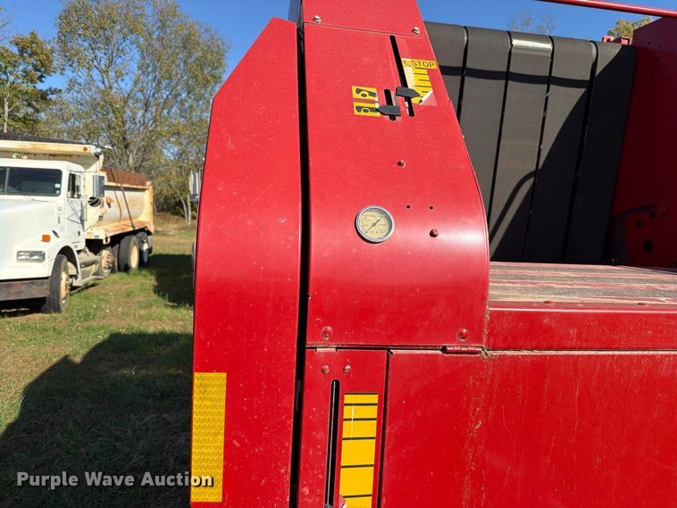 image for item EO8822 2006 New Holland BR750A round baler