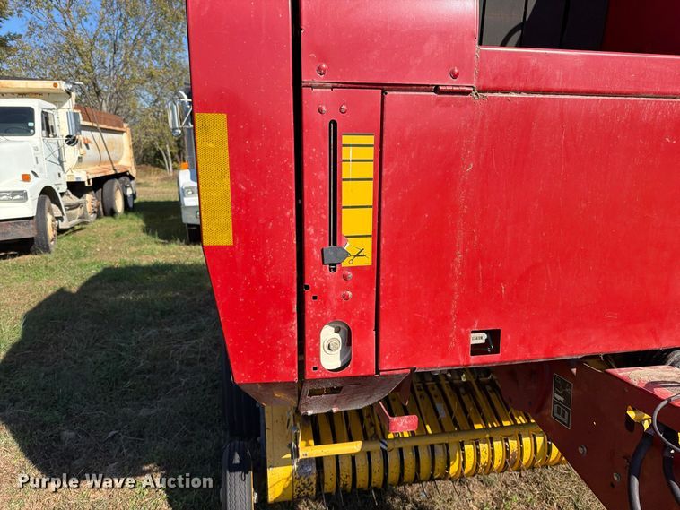 image for item EO8822 2006 New Holland BR750A round baler