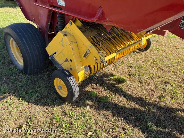 image for item EO8822 2006 New Holland BR750A round baler